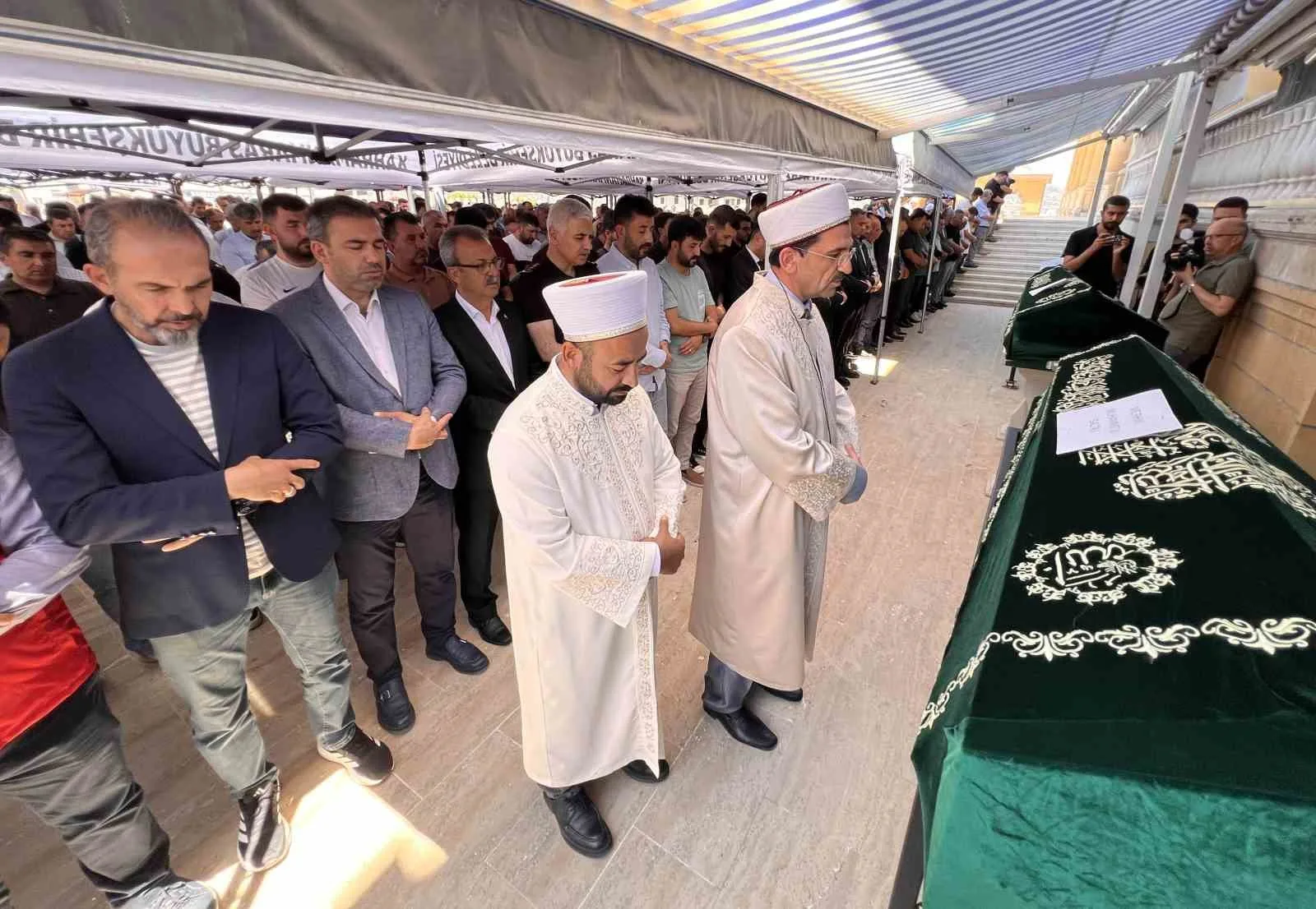 Yangında hayatını kaybeden engelli 3 kardeş toprağa verildi