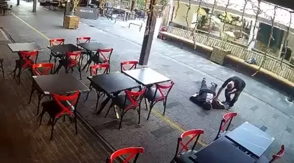 Yardım ediyormuş gibi yaptı, cüzdanını çaldı