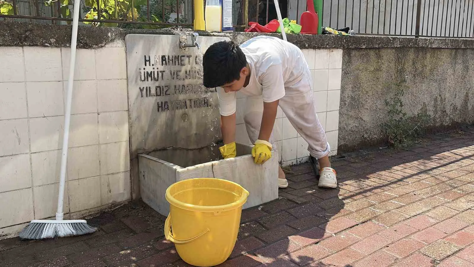 Yaşıtları oyun oynarken, O, şehit mezarlıkları ve çeşmeleri temizliyor