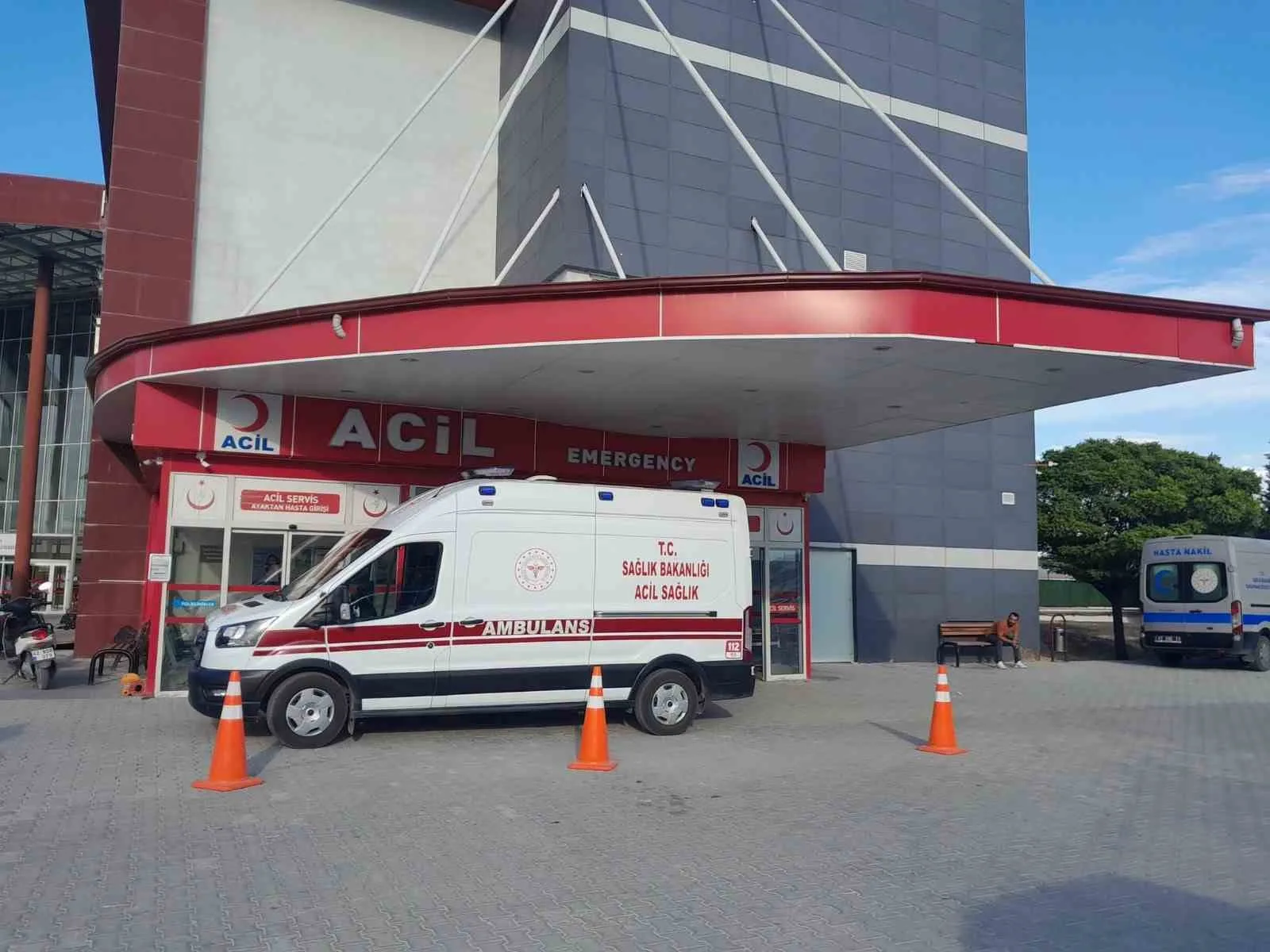 Yayaya çarpan motosiklete arkadan gelen motosiklet çarptı: 3 yaralı