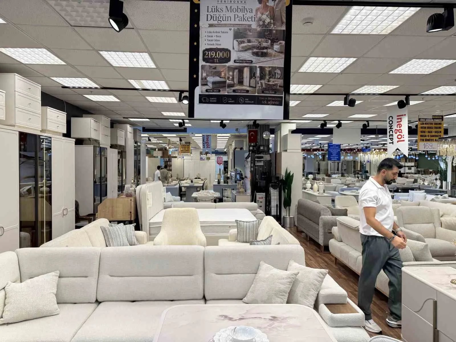 Yenibosna’da mobilyacılardan evlenecek çiftlere büyük destek kampanyası