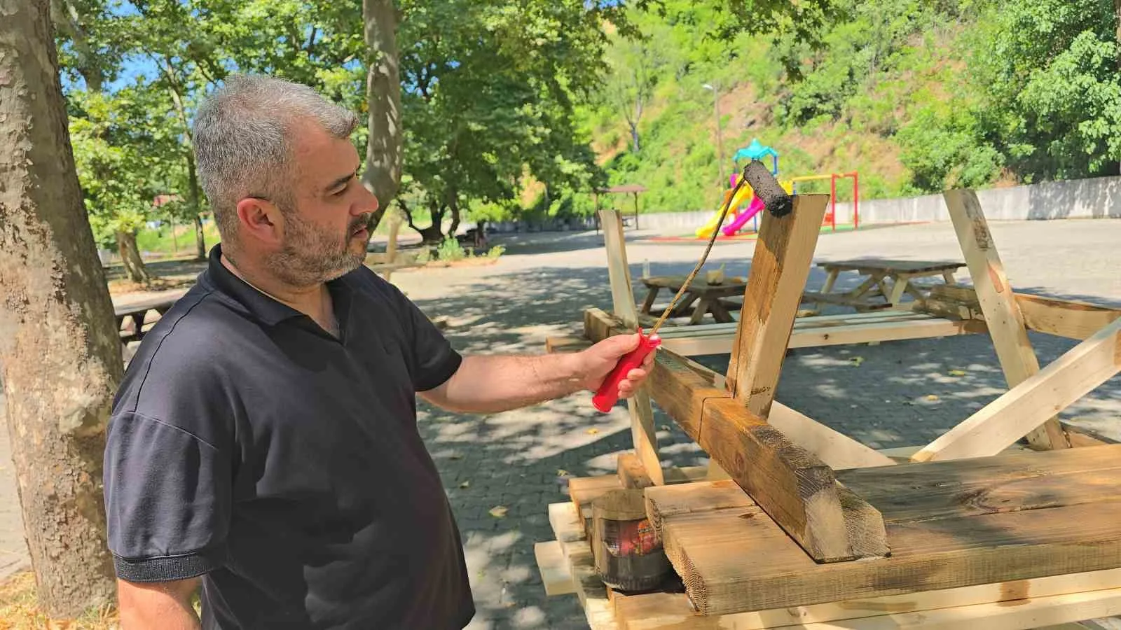 Yenice Belediye Başkanı Karakaş işçileri dinlendirdi, kendisi çalıştı