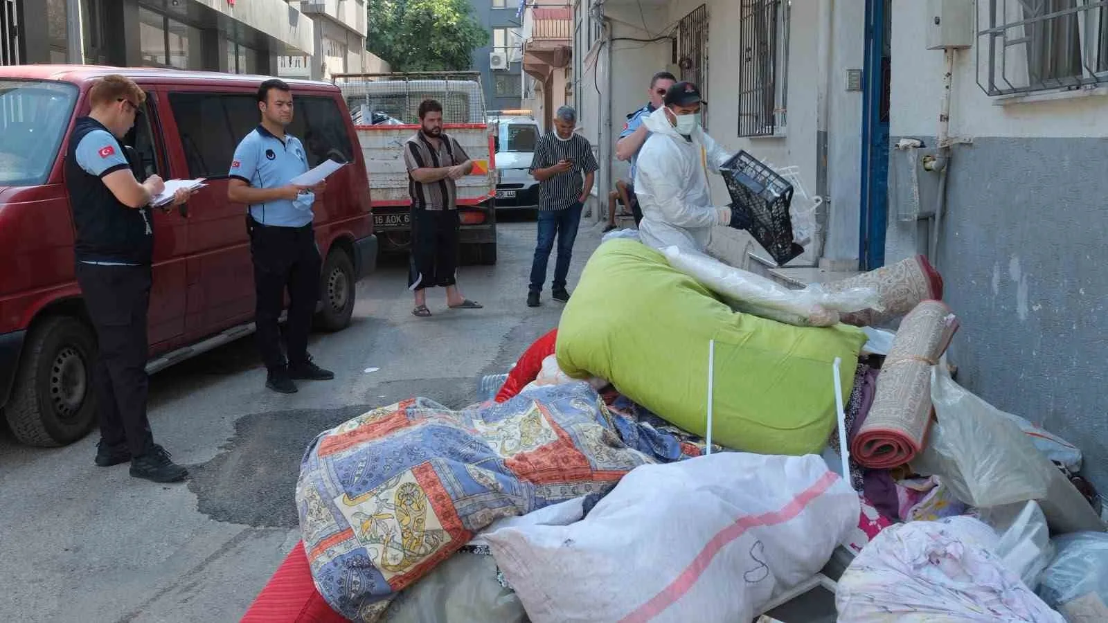 Yıldırım’da çöp ev temizlendi, 5 ton çöp çıktı