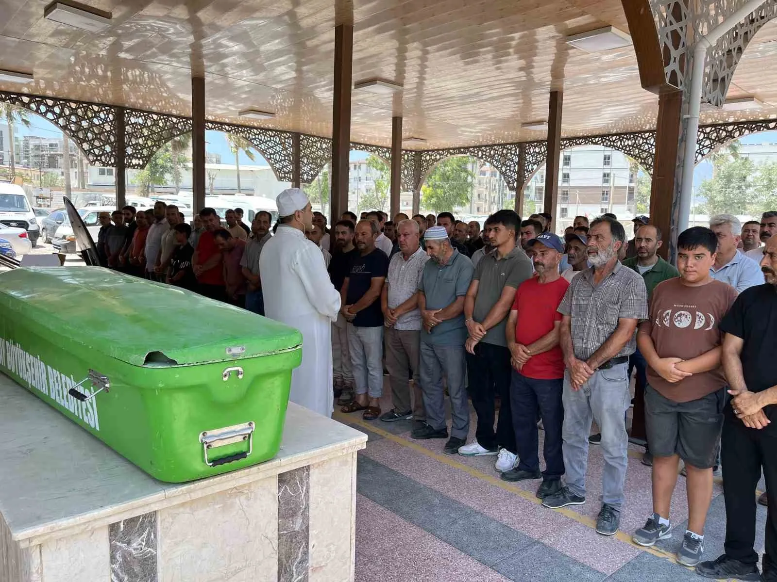 Yola kaçan topunu yakalamak isterken pikabın çarptığı Umut son yolculuğuna uğurlandı