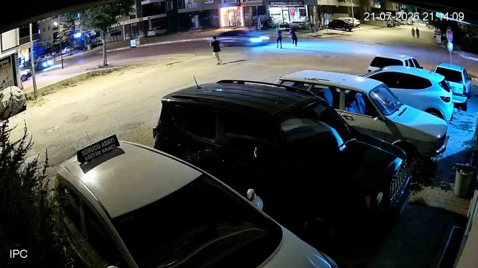 Yolun karşısına geçmeye çalışan kadını hayattan koparan kaza kamerada