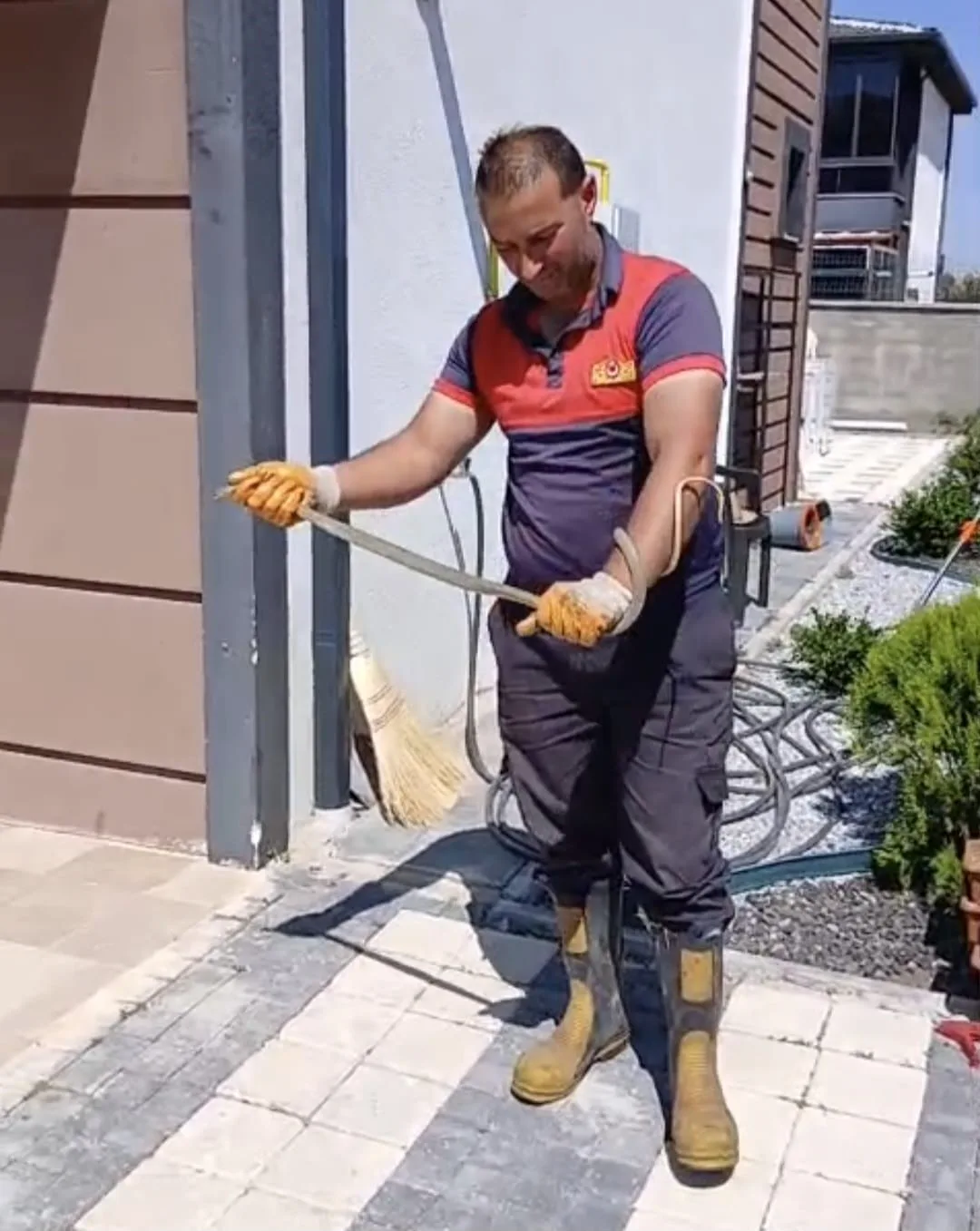 Yozgat’ta evin bahçesine giren yılan doğaya bırakıldı