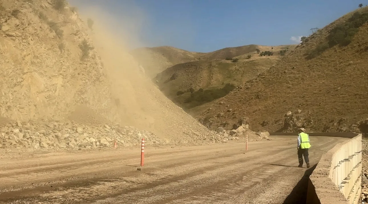 Yüksekova-Van yolunda kaya parçaları ulaşımı aksattı