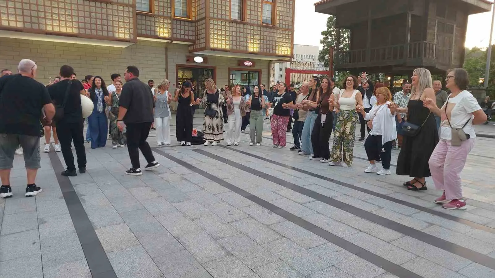 Yunan turistler dev çay bardağının altında yunan ezgileriyle horon oynadı