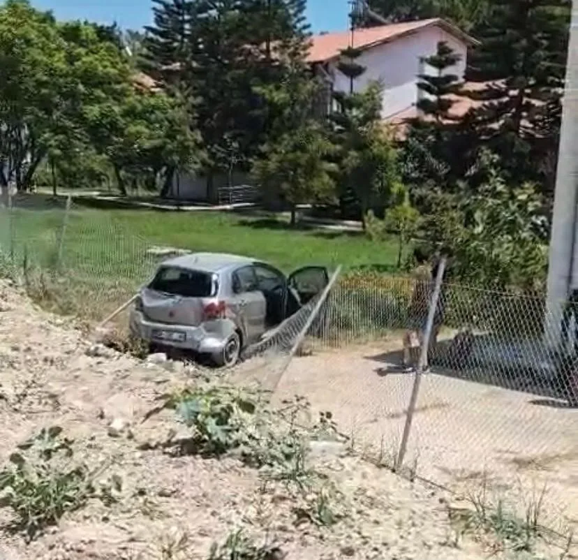 Zincirleme kazada otomobil enstitünün bahçesine düştü: 3 yaralı