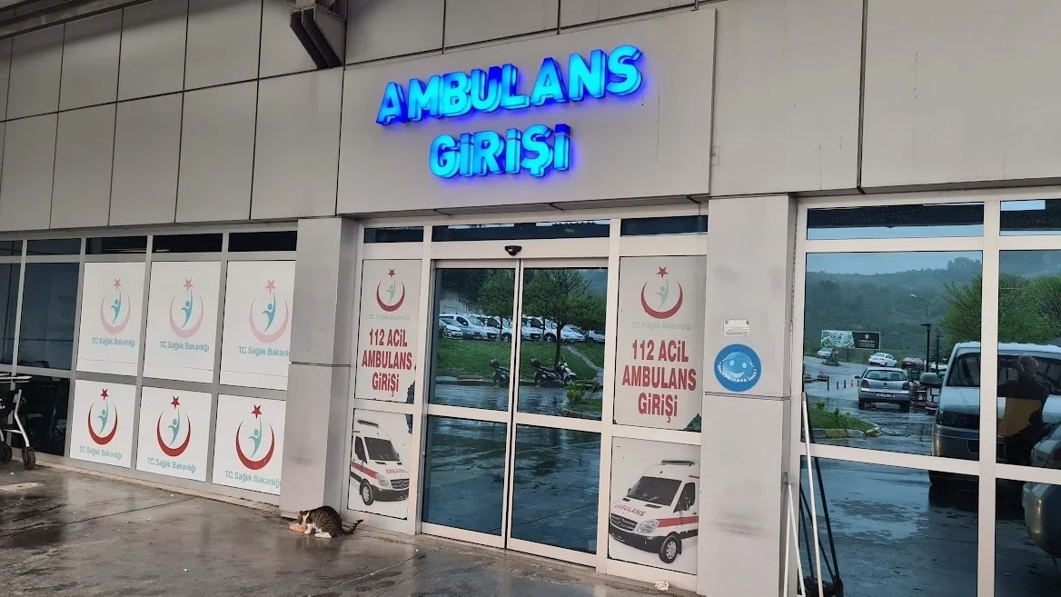 Zonguldak’ta minibüs motosikletle çarpıştı: 17 yaşındaki sürücü ağır yaralandı