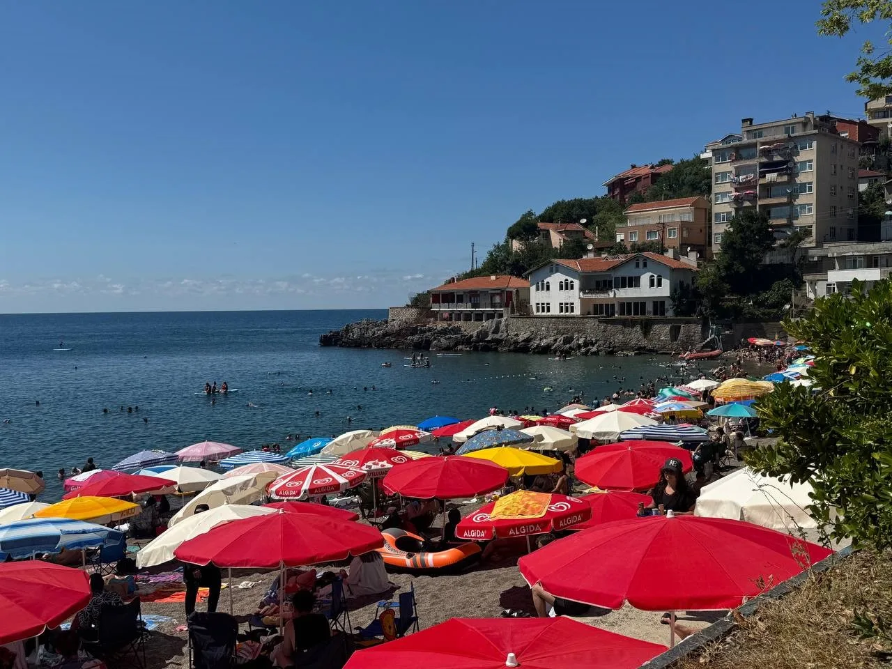 Zonguldak’ta sıcak hava bunalttı, vatandaşlar plaja akın etti